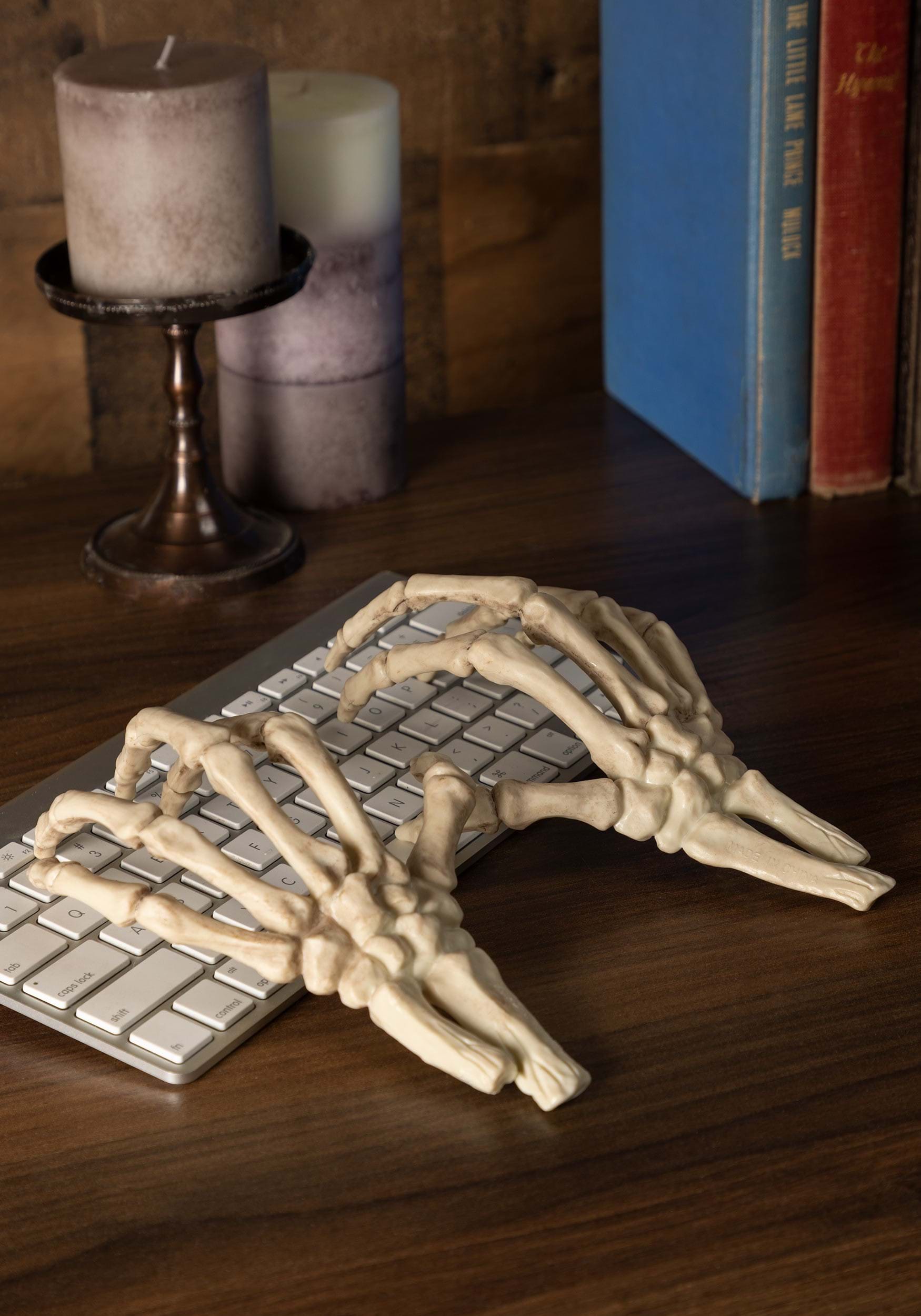 https://images.halloweencostumes.ca/products/74716/1-1/5-skeleton-hands.jpg